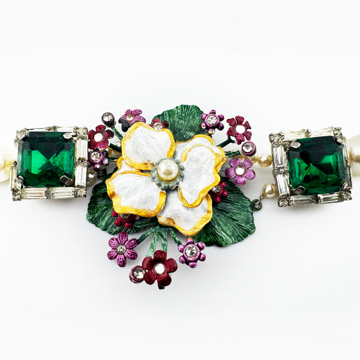 Perlenarmband mit Blumenbouquet und Steinen grün