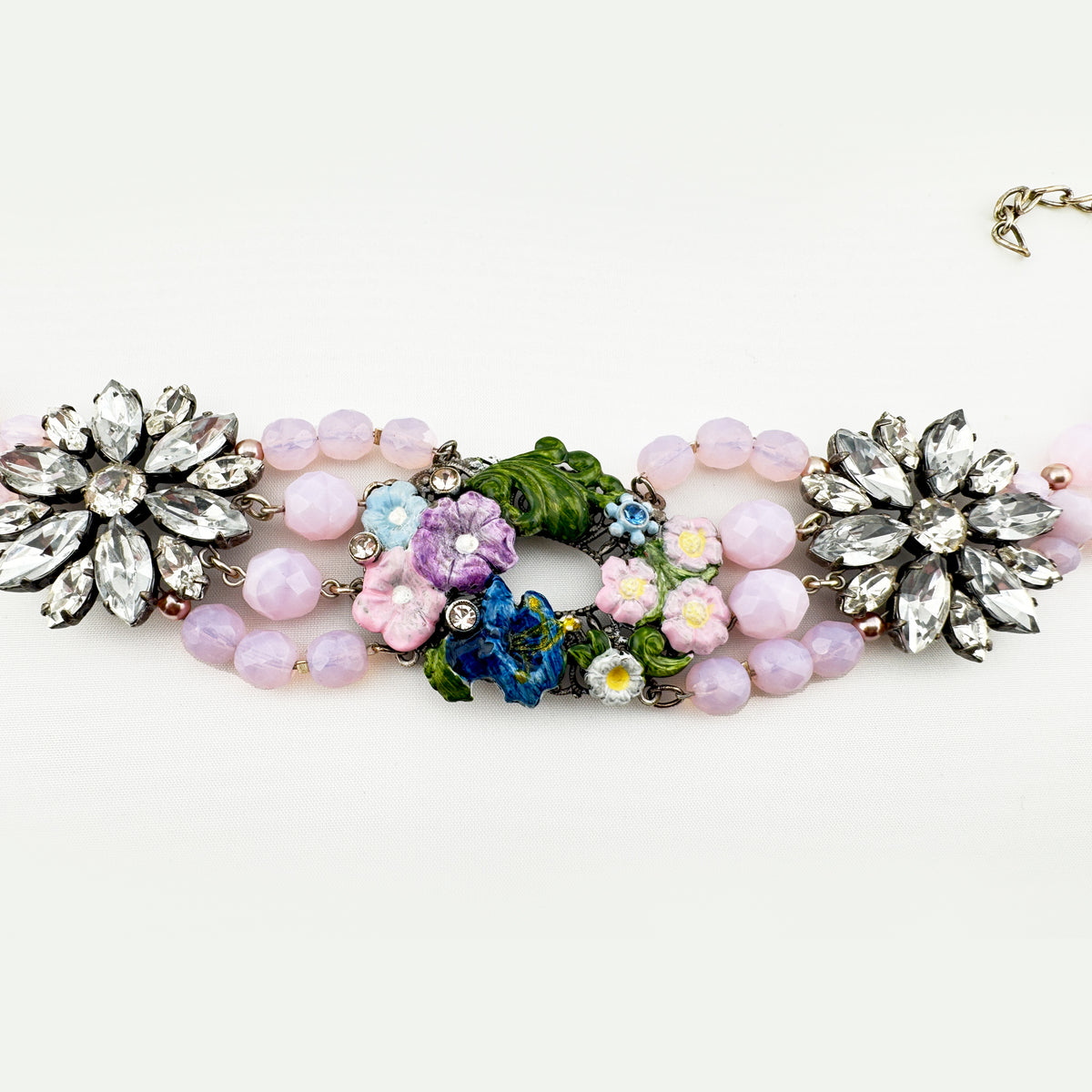Kropfband Blumenmedaillon mit Perlen rosé