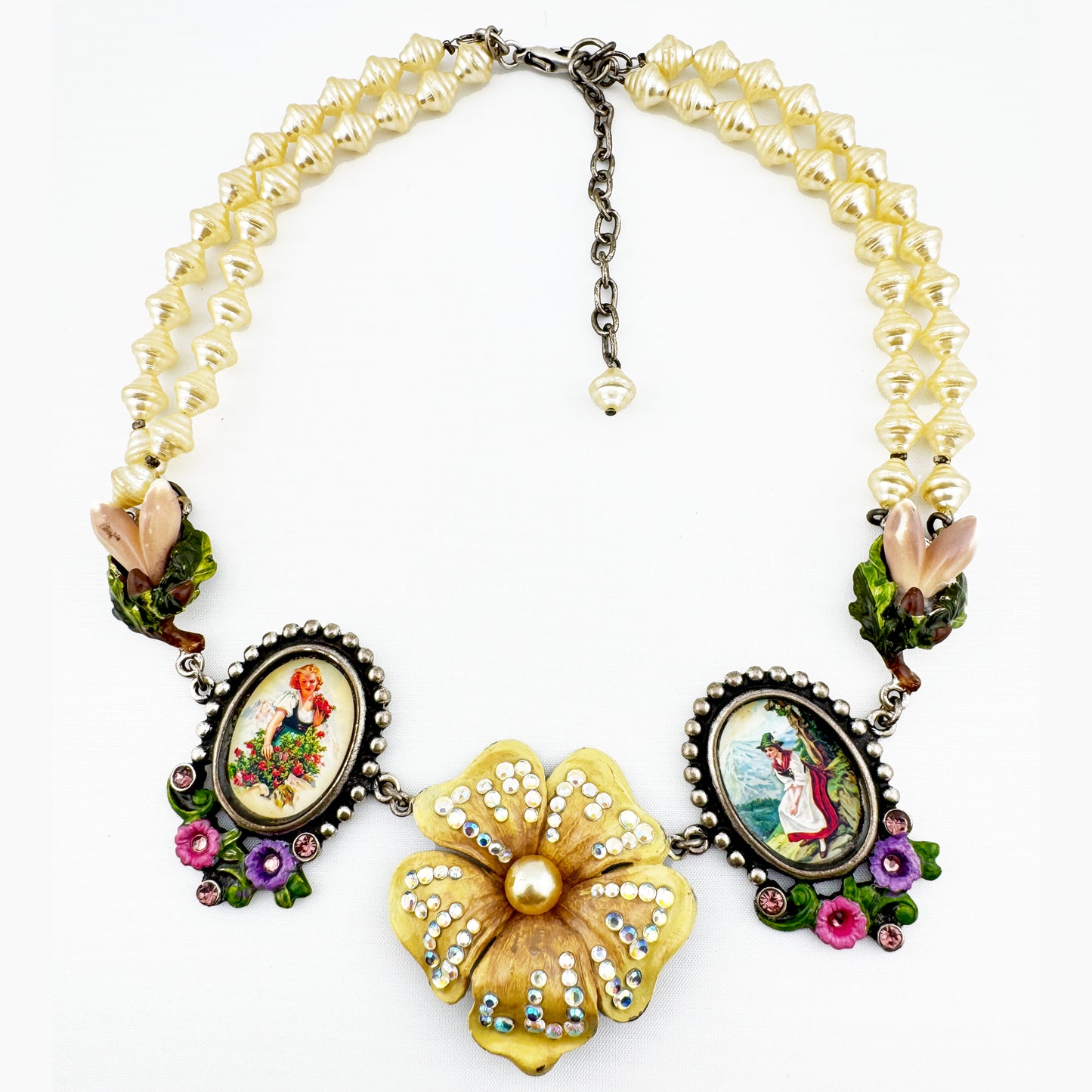 Kette mit Strassblüte und Bildchen