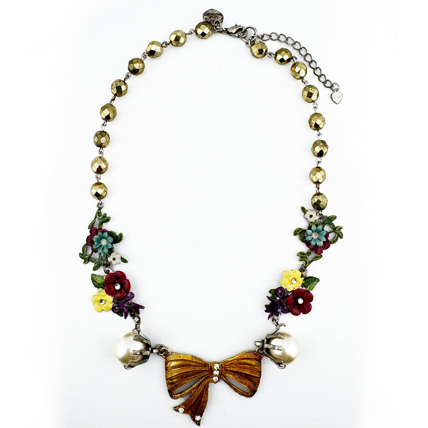 Perlenkette mit Schleifen und Blumen