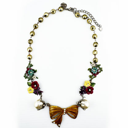 Perlenkette mit Schleifen und Blumen